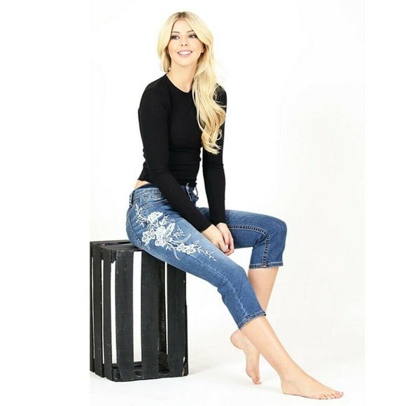 Charme by Grace in LA Women's White Floral Embroidered Stretch Capri Jeans